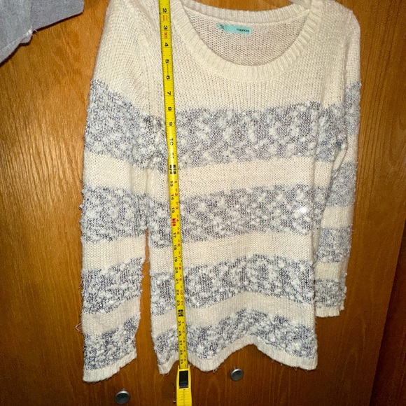 Maurices White and Silver Long-Sleeved Sweater Large - Picture 4 of 6